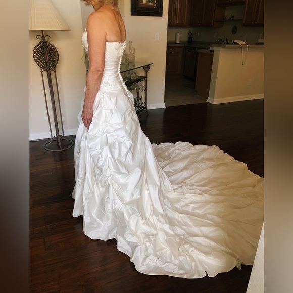 Size 2 petite wedding dress- never worn. Includes bustle and bra cups - Picture 3 of 8